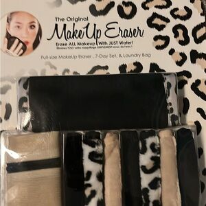 MakeUp Eraser Black and Cream Brush Set for Precise Application